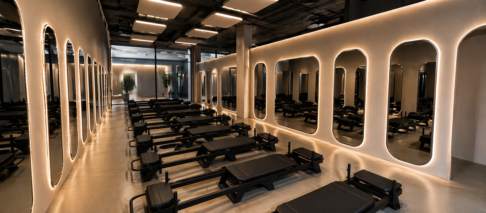 Intérieur premium du studio SIEL avec des machines Lagree Megaformer